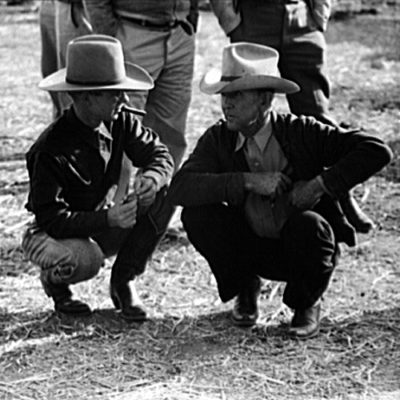 Cowboys-talking-1939-Lee-Russell